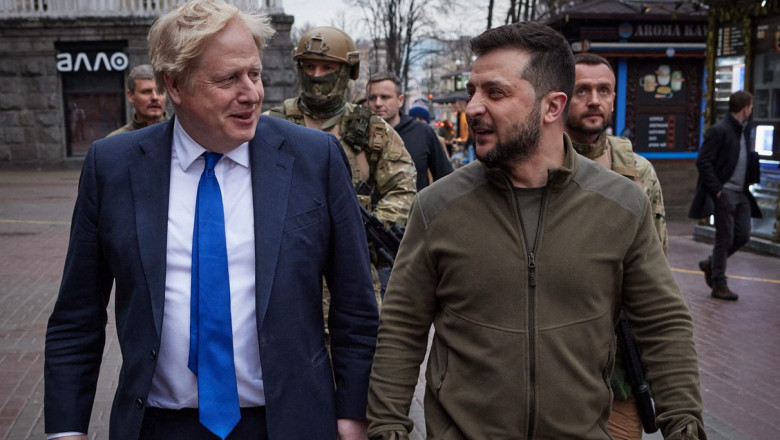 Boris Johnson se plimbă alături de Volodimir Zelenski în Kiev.