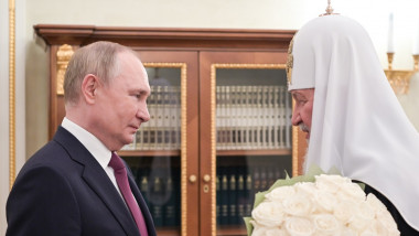 Vladimir Putin și patriarhul Kiril stau fata in fata