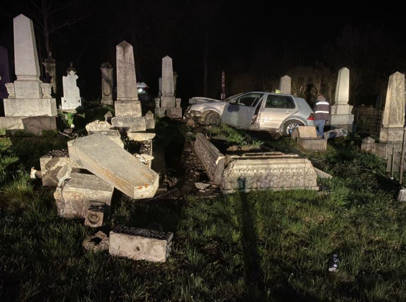 Un şofer beat a intrat cu maşina într-un cimitir din Cluj. Poliția spune că nici măcar nu avea permis