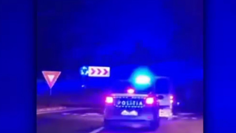 Mașină de poliție urmărește un autovehicul.