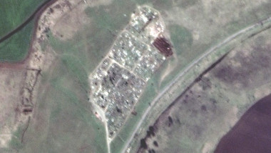 Imagini din satelit arată noi gropi comune într-un cimitir de lângă Mariupol