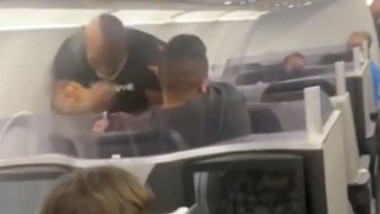 Mike Tyson l-a luat la pumni pe un pasager care îl hărţuia la bordul unui avion.