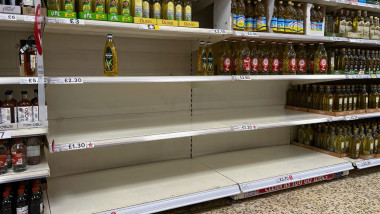 criza de ulei de gatit rafturi goale intr-un supermarket din marea britanie