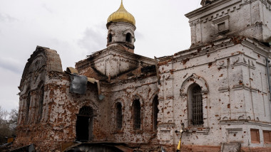 Biserică distrusă de atacurile rusești la Lukașvika, în nordul Ucrainei.