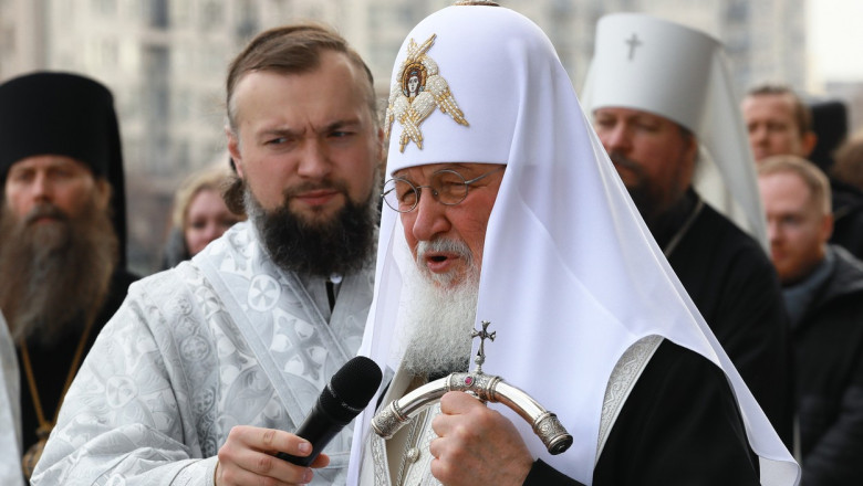 patriarhul kiril al rusiei la o slujba religioasa un preot ii tine microfonul