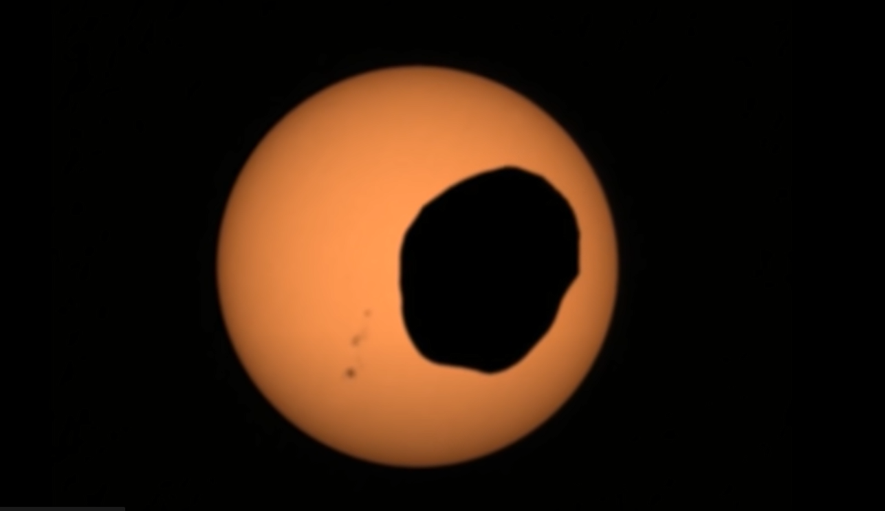 FOTO & VIDEO. Eclipsă solară pe Marte. Ce știu astonomii despre Phobos, satelitul „condamnat la moarte” al planetei roșii