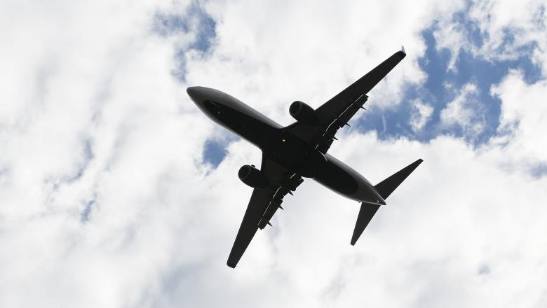 VIDEO Un pasager a făcut un scandal uriaș în avion din cauza unui copil care plângea: „Vrei să țip și eu? O să țip!”