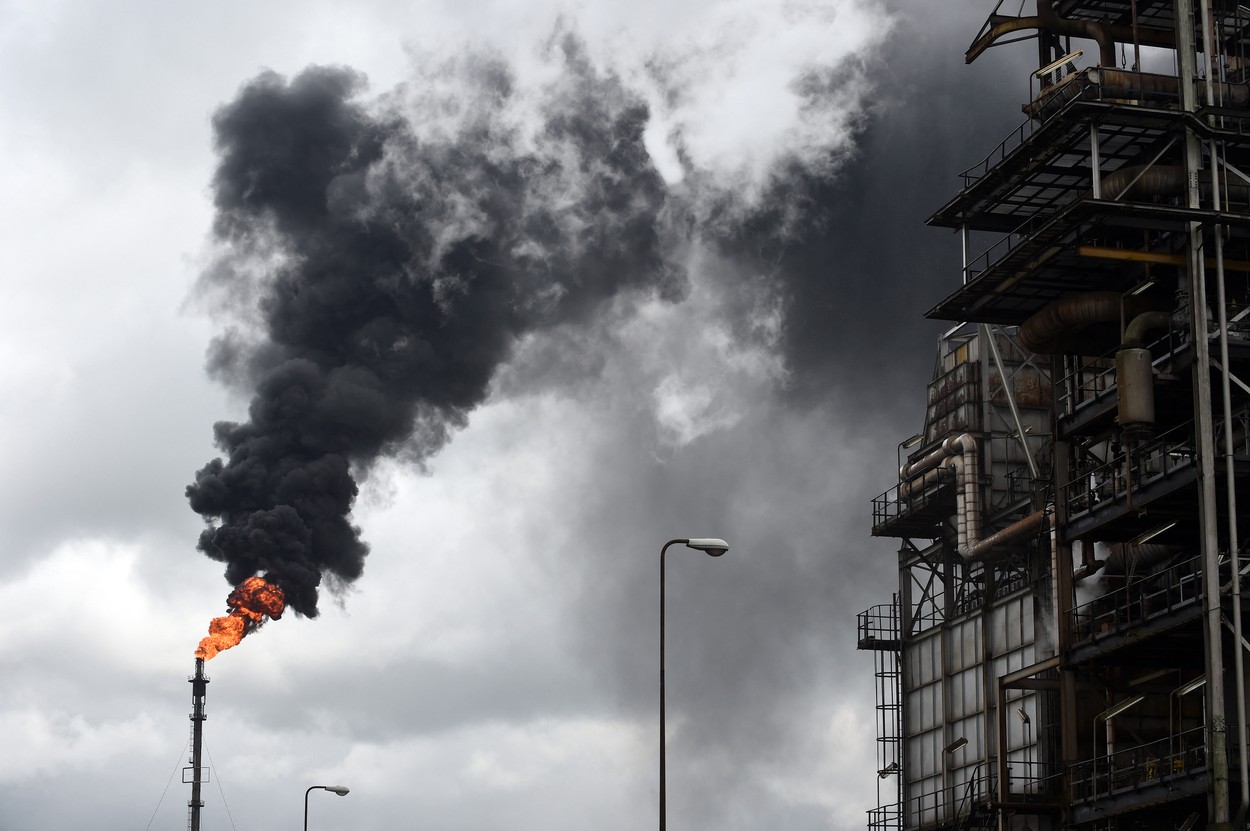 Peste 100 de persoane au murit după o explozie la o rafinărie ilegală de petrol din Nigeria