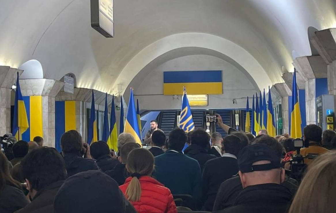 VIDEO. Zelenski, conferință de presă într-o stație de metrou: Abandonăm negocierile cu Moscova dacă oamenii din Mariupol sunt ucişi