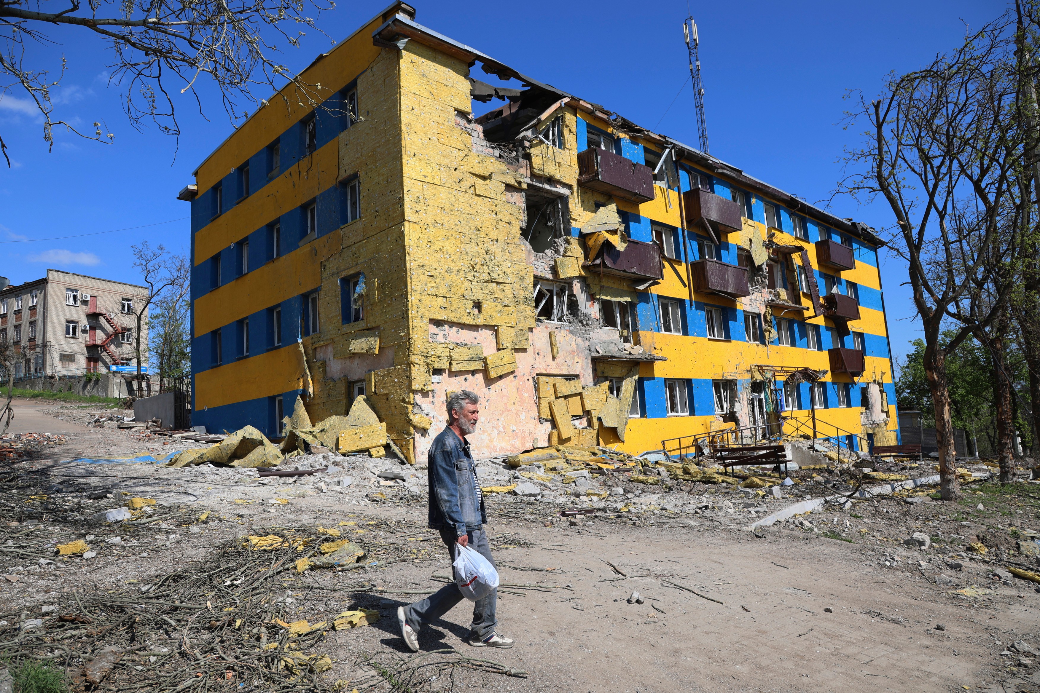 Oamenii din Mariupol sunt nevoiți să vâneze porumbei ca să aibă ce mânca (primar)