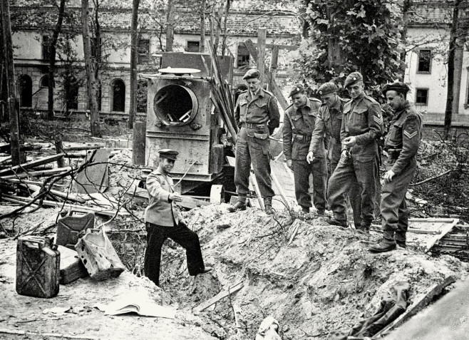 Russ. u. brit. Offiziere am angeblichen Grab Hitlers / Foto 1945