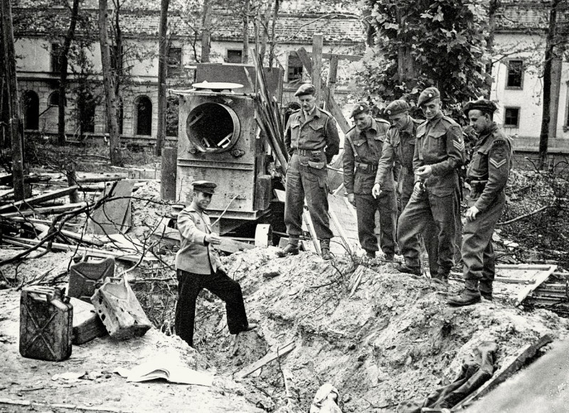 Russ. u. brit. Offiziere am angeblichen Grab Hitlers / Foto 1945
