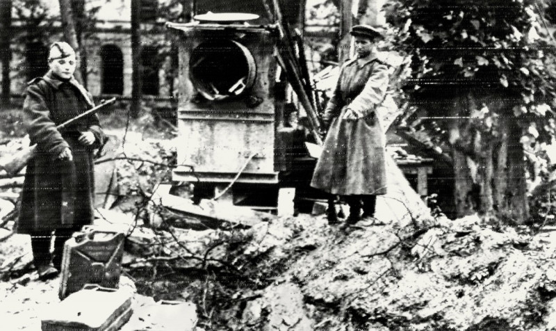 Rotarmisten am angeblichen Grab Hitlers, Berlin, 1945 / Foto