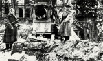 Rotarmisten am angeblichen Grab Hitlers, Berlin, 1945 / Foto