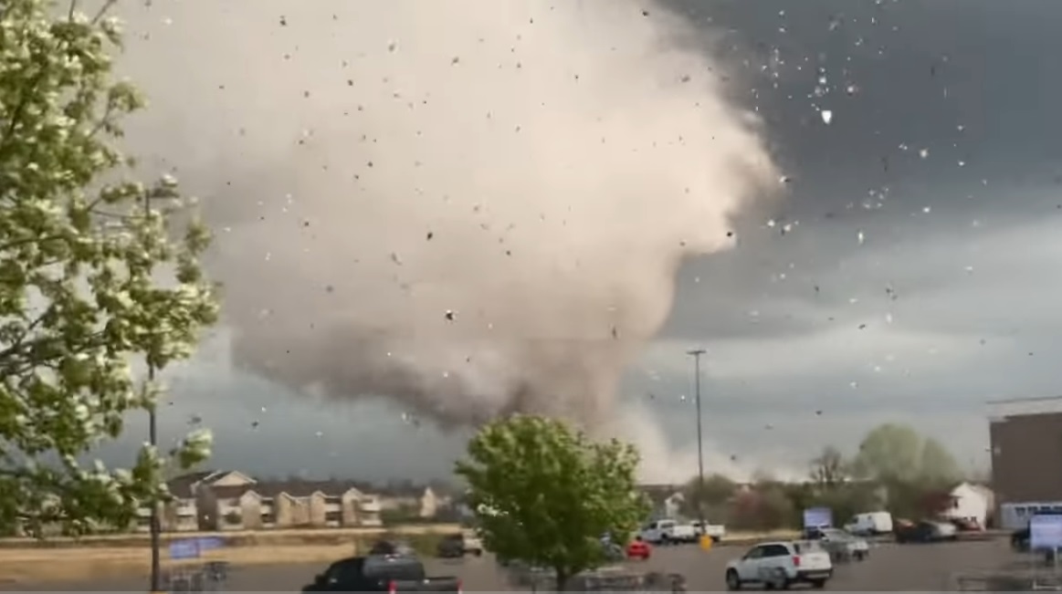 O tornadă a măturat totul în calea ei în Kansas. Salvatorii merg din casă în casă ca să verifice dacă sunt persoane rănite