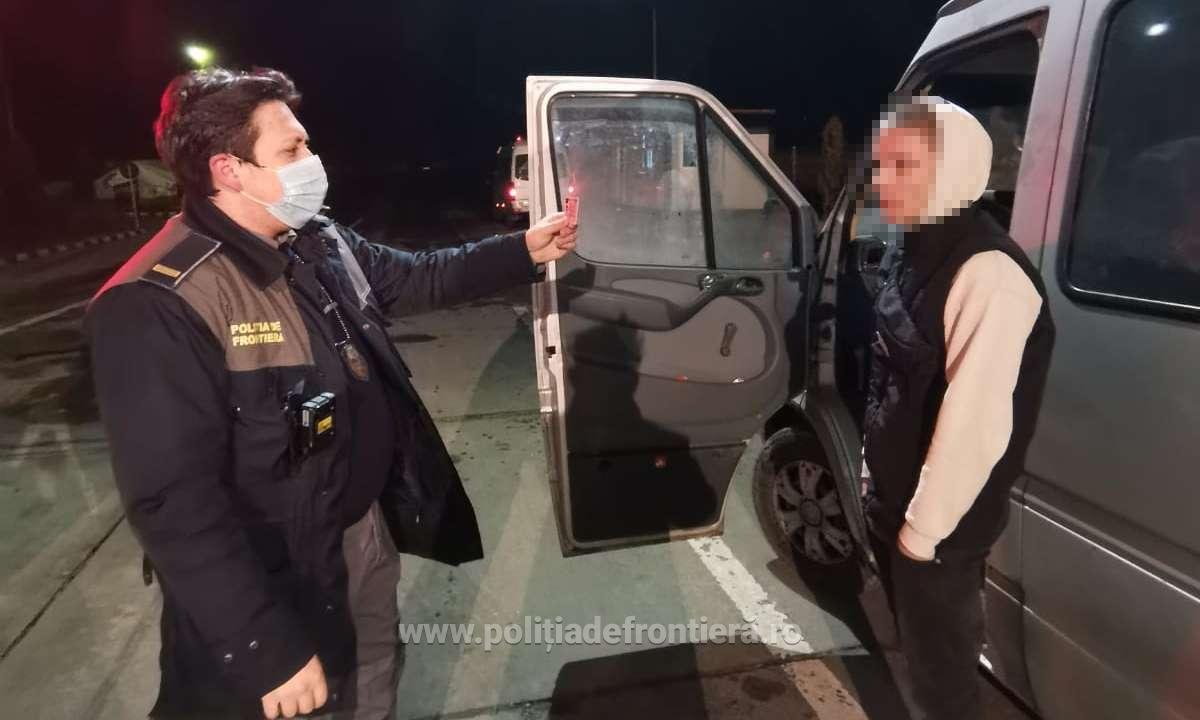 Doi cetățeni din Uzbekistan au încercat să intre în România cu acte false cumpărate cu 3 mii de euro, respectiv 5.000 de dolari