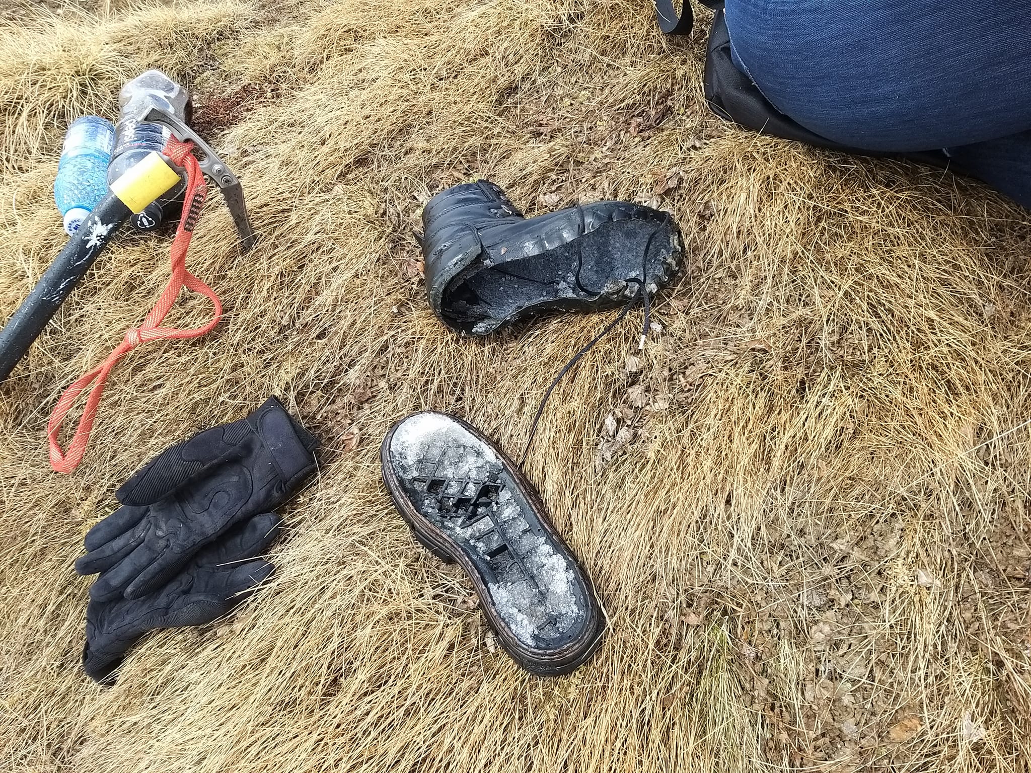 Turiști în blugi și pantofi de vară pe munții acoperiți de zăpadă. Unii au apelat la Salvamont