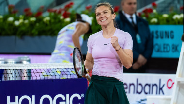 simona halep se bucura strangand pumnul si zambind