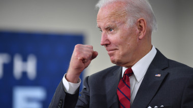 joe biden face un semn cu pumnul strans