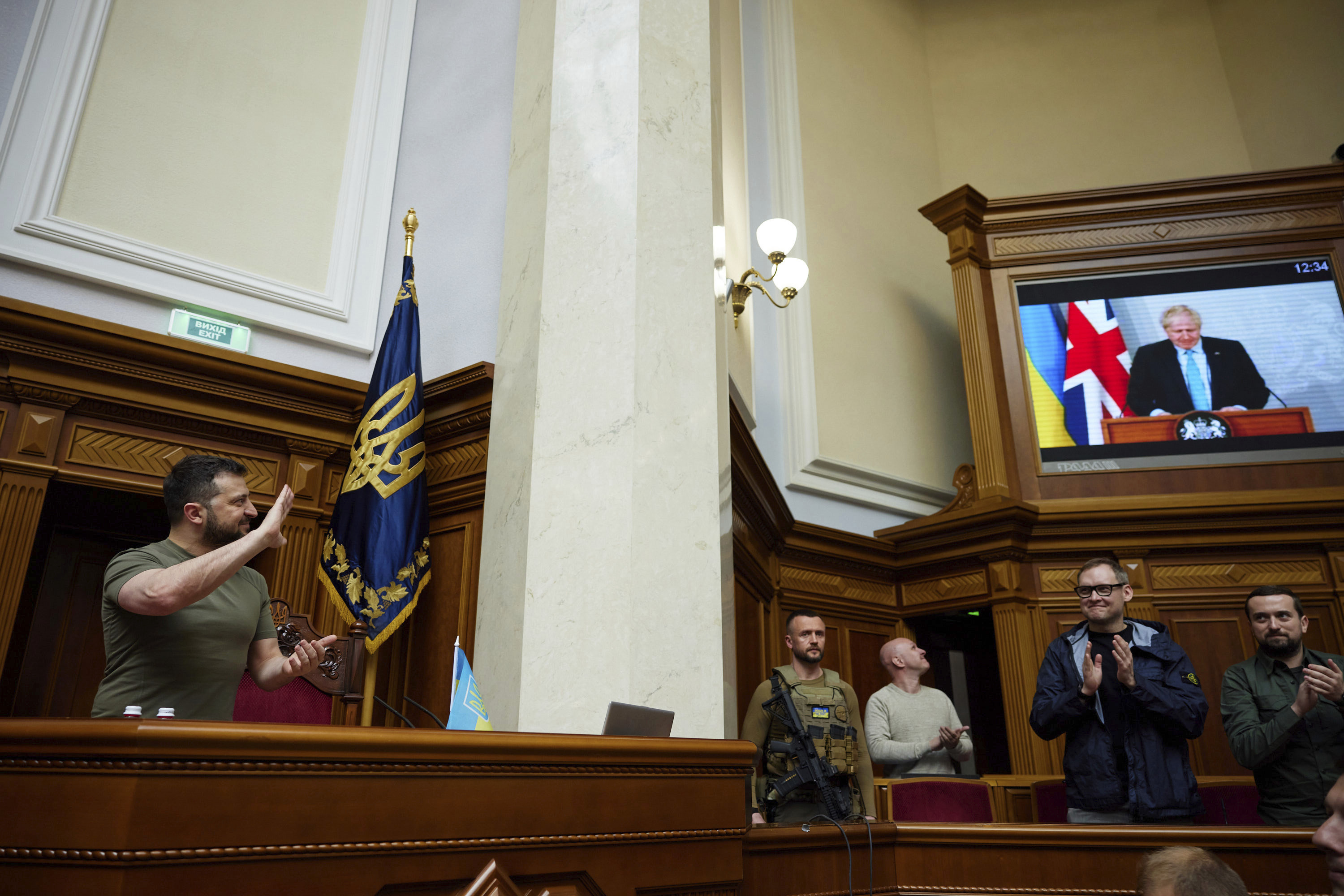 VIDEO. Cum l-a făcut Volodimir Zelenski să râdă pe Boris Johnson în timp ce se adresa parlamentului