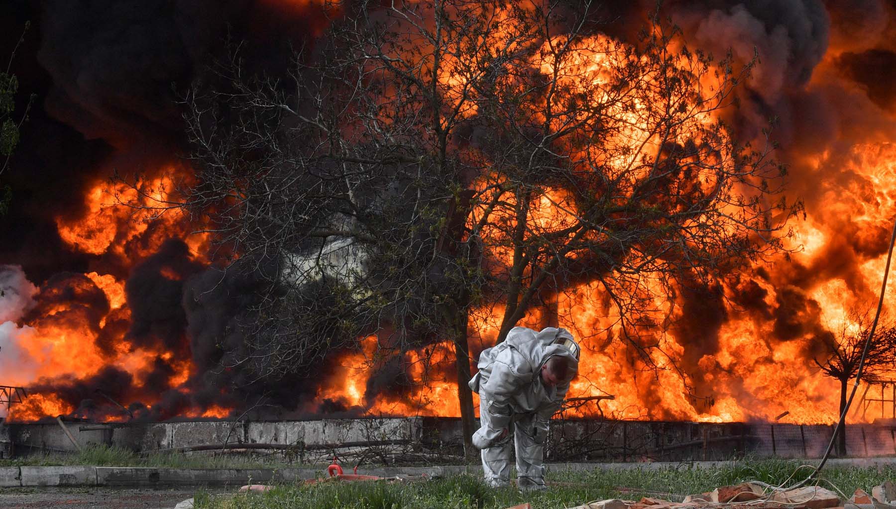 Depozit rusesc de combustibil, bombardat de ucraineni. Primarul din Mariupol spune că a pierdut legătura cu luptătorii de la Azovstal