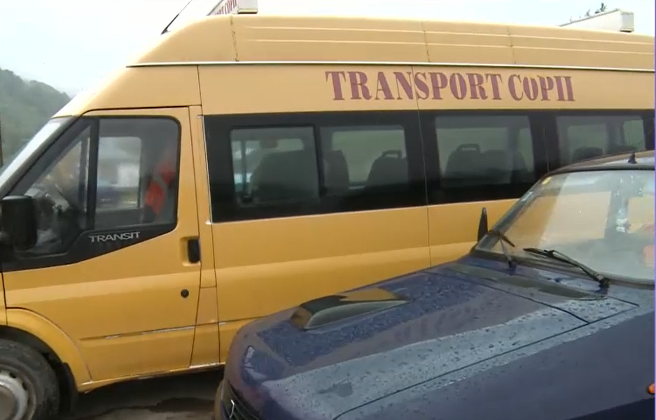 Primărie din Vâlcea executată silit din cauza datoriilor la lăutari. A scos la licitație microbuzele școlare