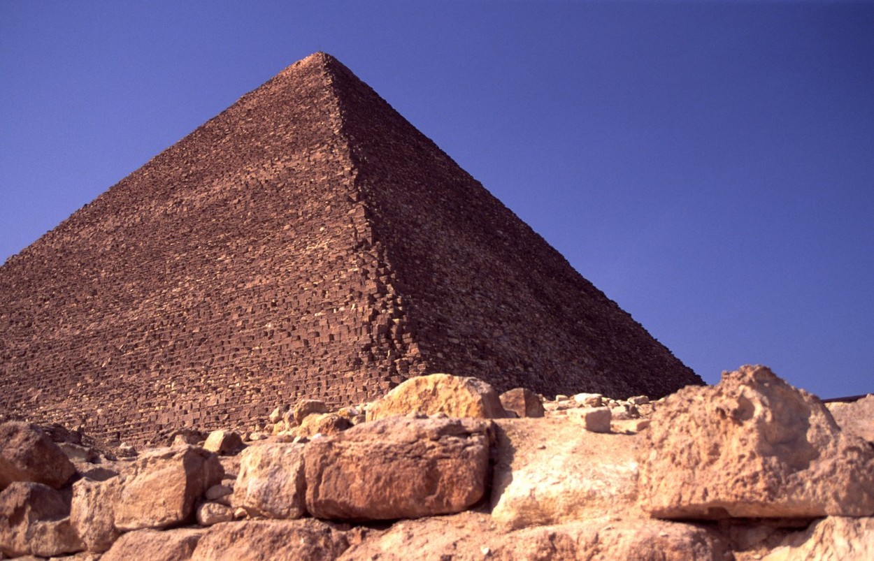 Lucrările de modernizare a Piramidelor din Giza bat pasul pe loc. Planul egiptenilor: „fără aglomerație sau vânzători agresivi”