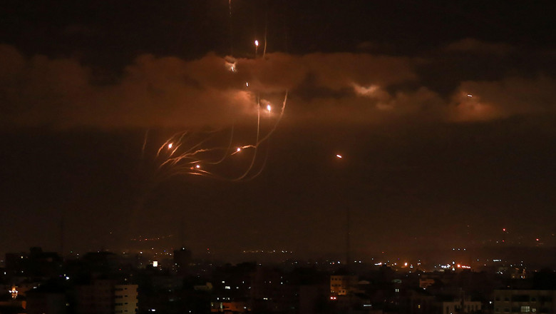 Gaza, Palestinian Territories. 21st Apr, 2022. Israel's Iron Dome air defence system launches missiles to intercept rockets fired from the Gaza Strip toward Israel. Credit: Mohammed Talatene/dpa/Alamy Live News