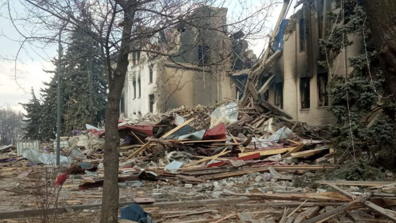 Teatrul din Mariupol, distrus de bombele rusești.