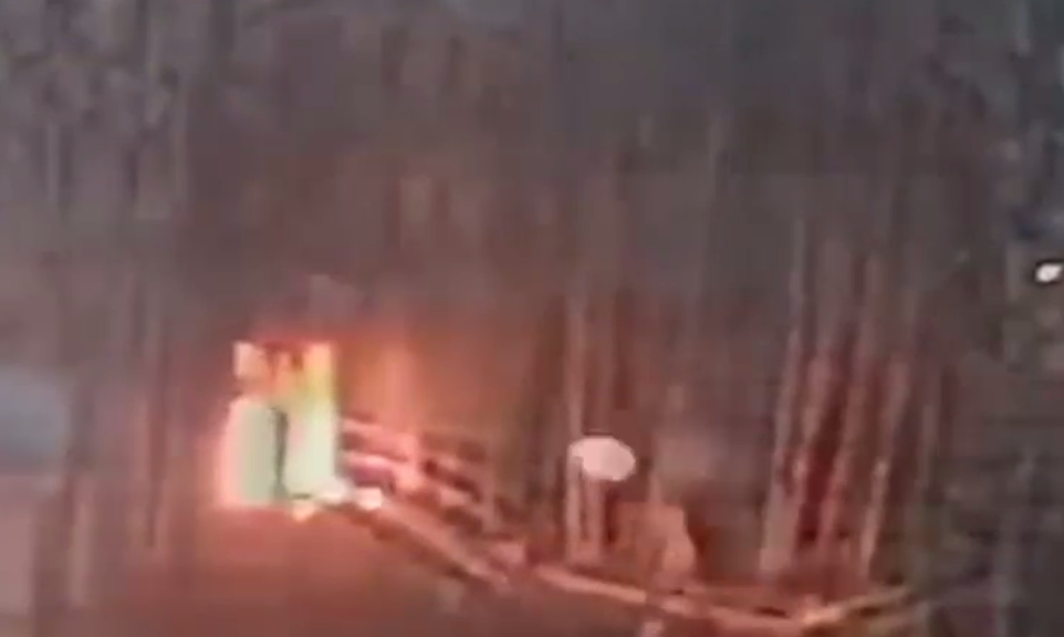 VIDEO. Centru de recrutare din Rusia, incendiat cu cocktailuri Molotov