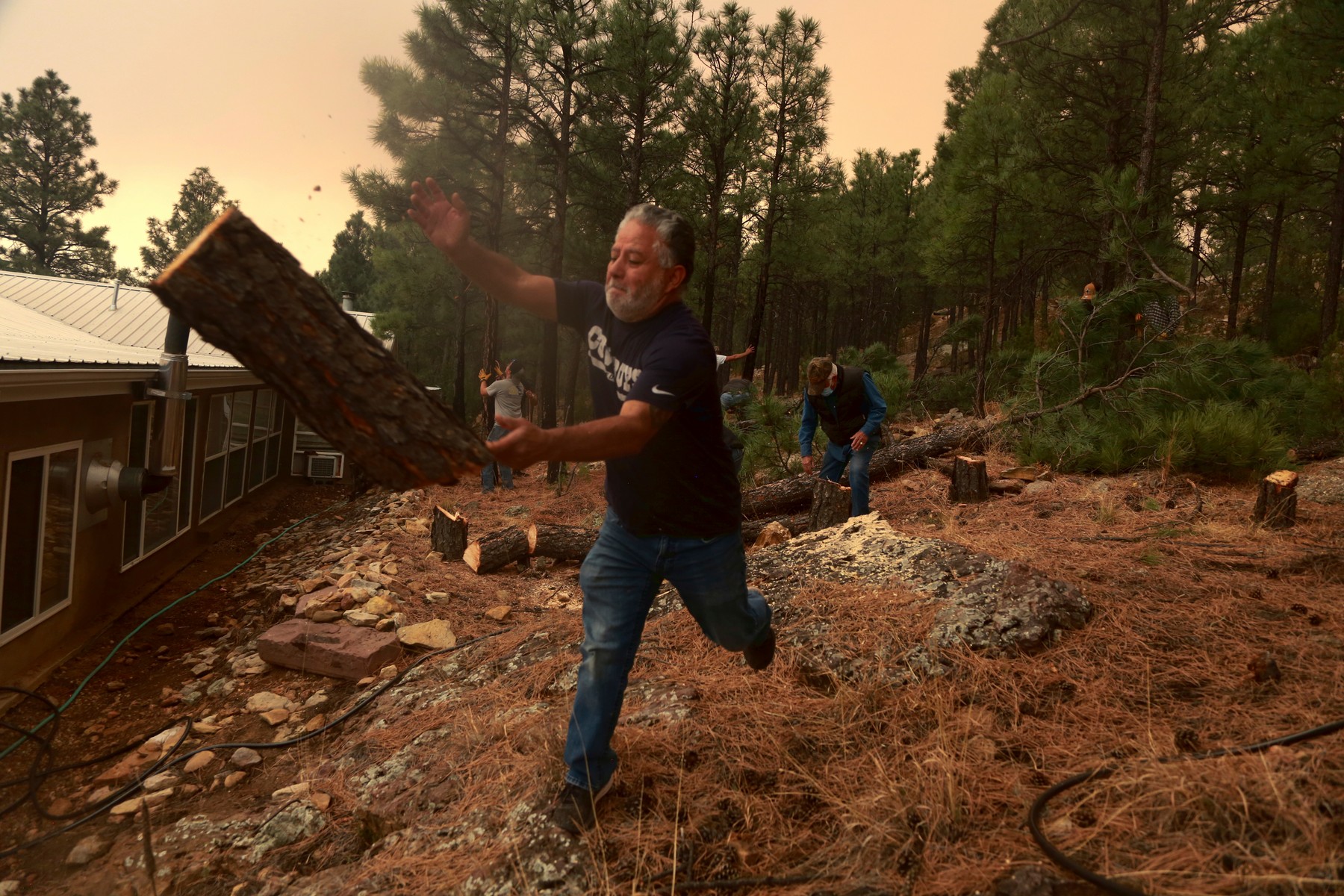 "Aceste pământuri nu vor mai fi niciodată la fel". Mega-incendiul din New Mexico nu poate fi controlat, Biden declară stare de dezastru