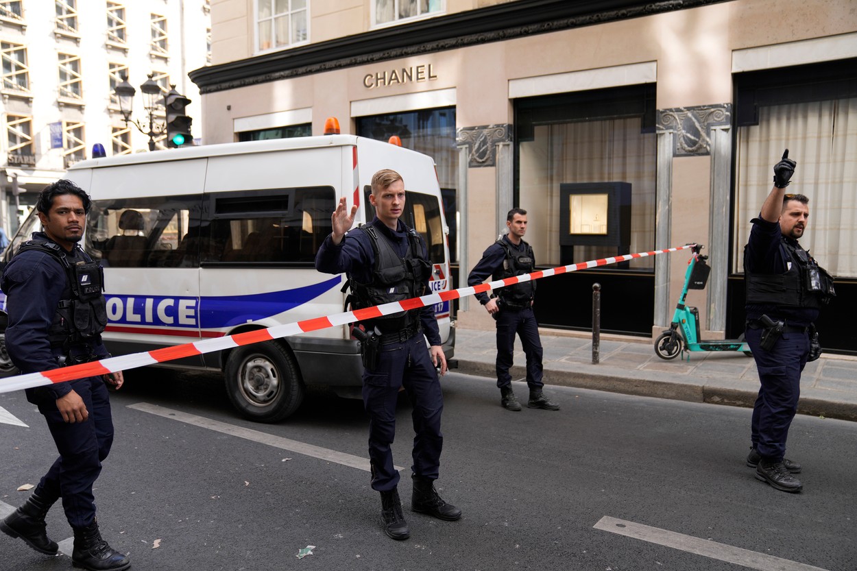 Jaf armat de milioane de euro la un magazin Chanel din Paris