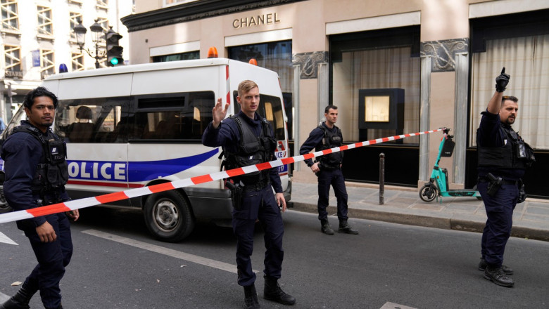 Polițiști francezi la un magazin Chanel jefuit.