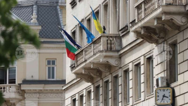 Drapele ale Bulgariei și Ucrainei arborate la Sofia.
