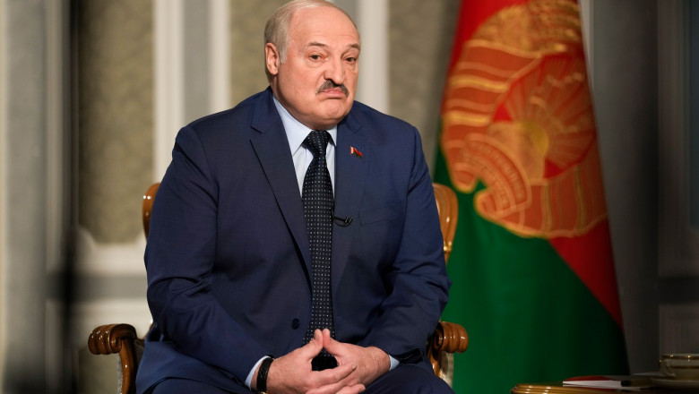 Aleksandr Lukașenko cu mâinile împreunate