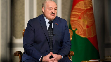 Aleksandr Lukașenko cu mâinile împreunate