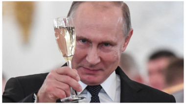 Vladimir Putin cu paharul de șampanie