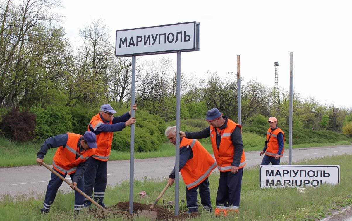 Rușii au înlocuit indicatorul de la intrarea în Mariupol, care afișa numele orașului în ucraineană și engleză, cu unul doar în rusă