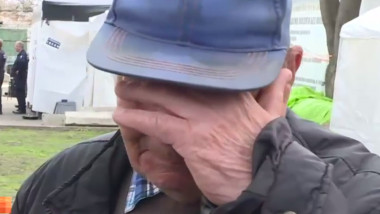 Un bătrân plânge după ce fiul i-a fost omorât de ruși.