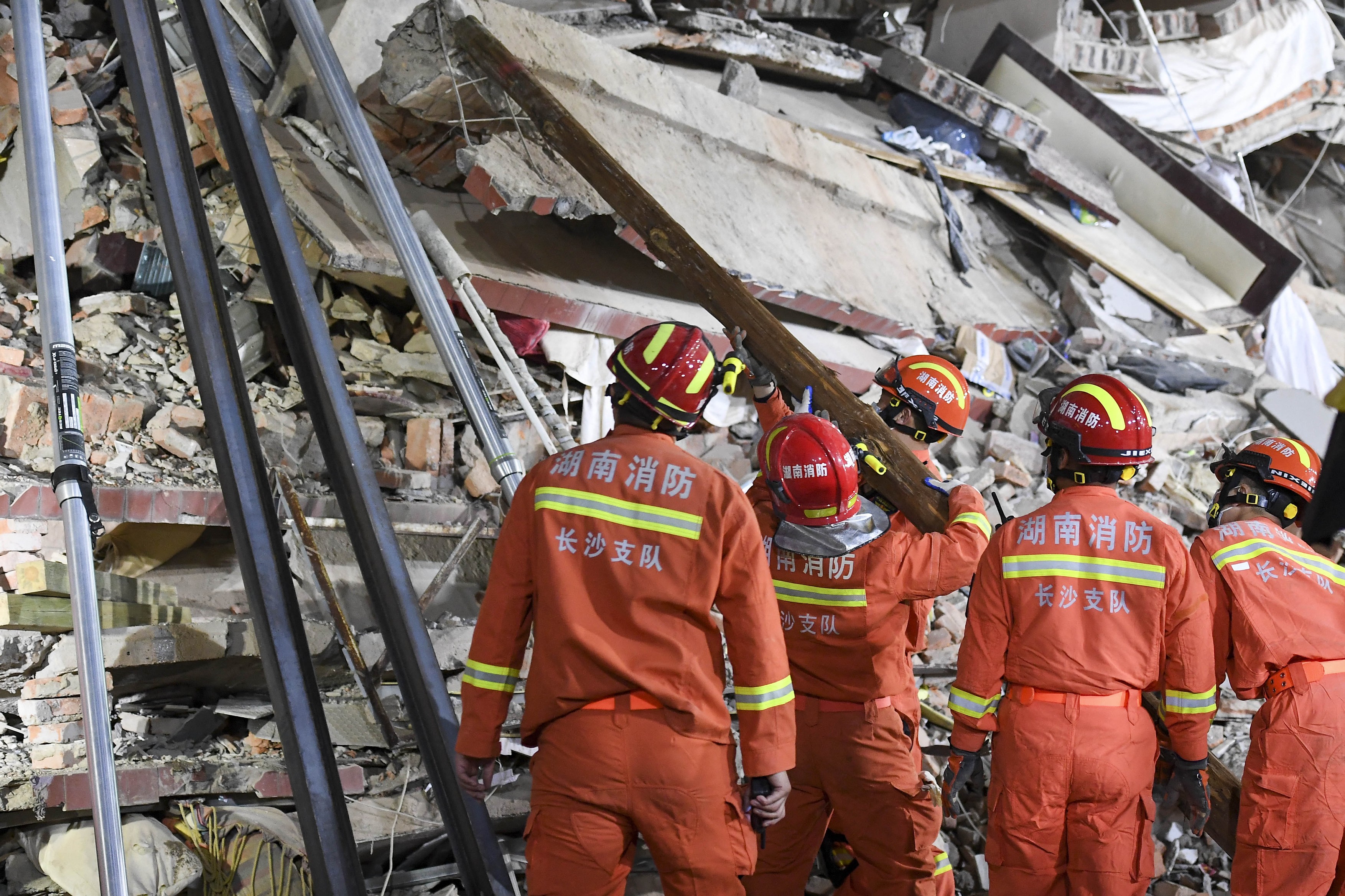 53 de oameni au murit după prăbușirea unui bloc din China. Bilanțul dramatic s-a dublat după noi operațiuni de căutare sub ruine
