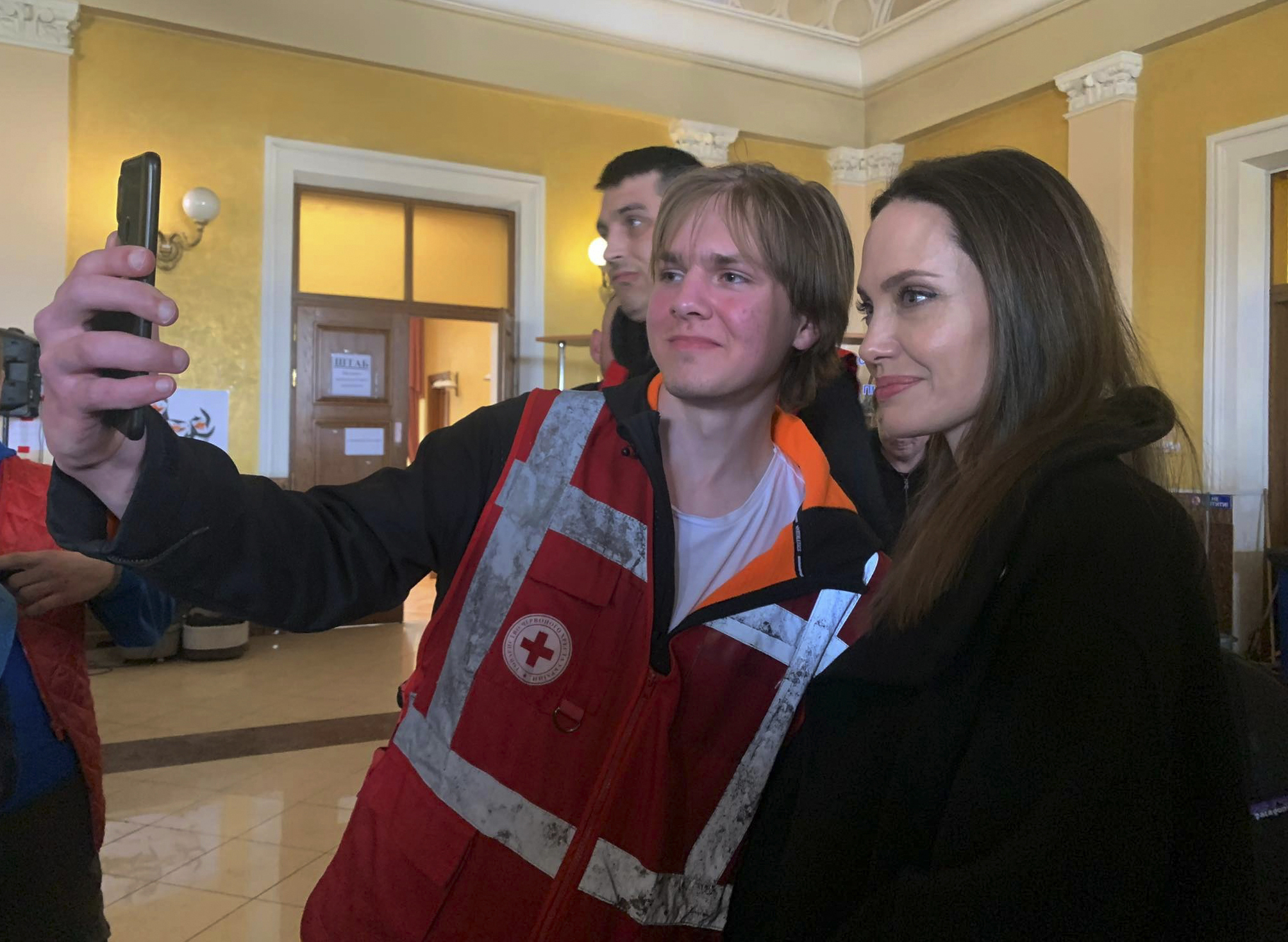 Angelina Jolie a povestit ce a văzut în orașul ucrainean Liov. „Nu are sens să fie provocate astfel de daune copiilor”