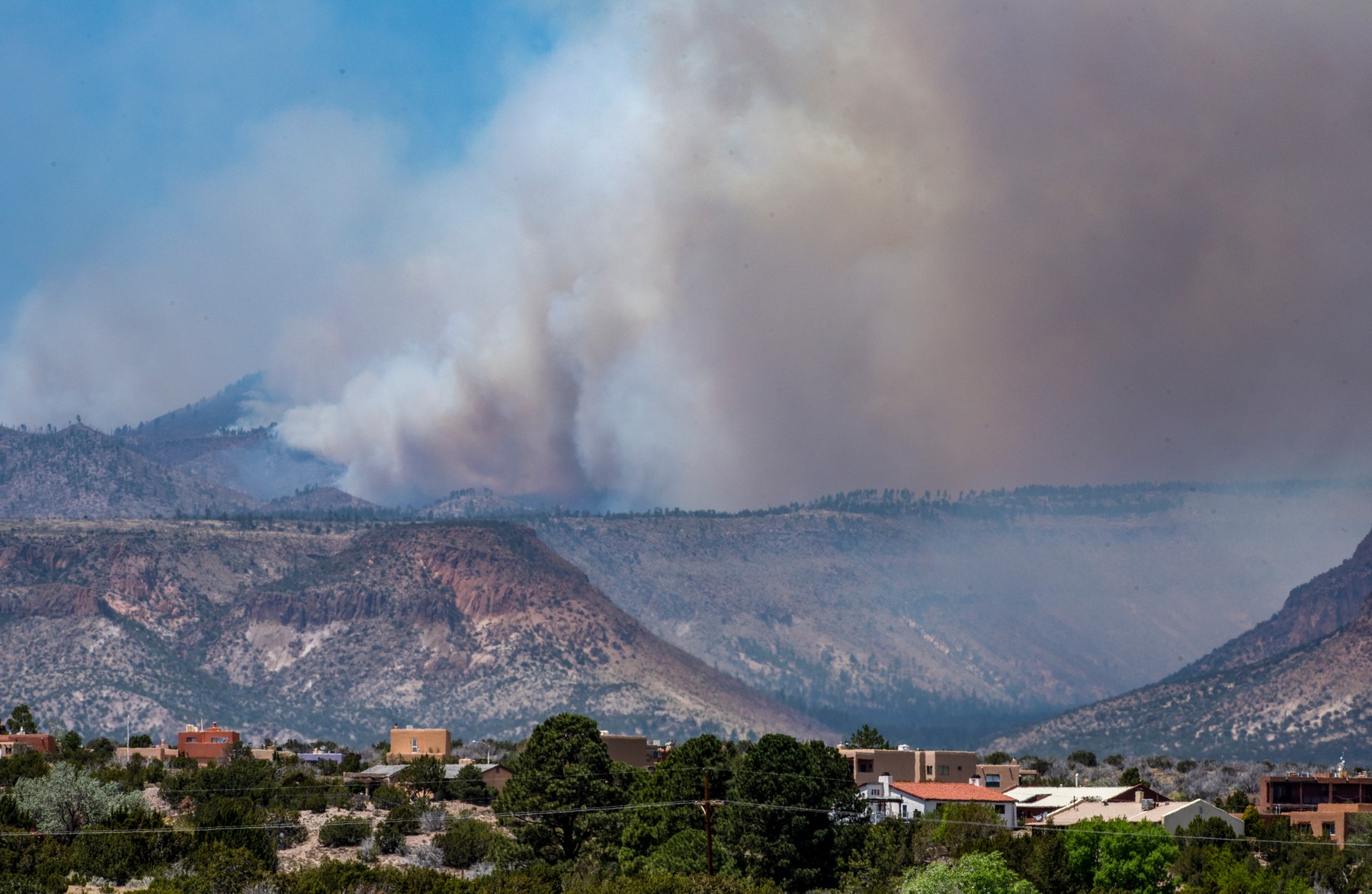 Mega-incendiul din New Mexico nu poate fi controlat și se extinde rapid spre Las Vegas. Pompierii spun că-și va dubla intensitatea