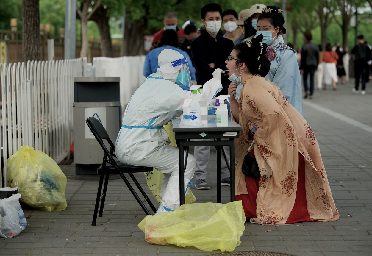 Beijingul înăspreşte restricţiile COVID-19: închide Universal Studios, interzice mesele în restaurante și introduce testarea în masă