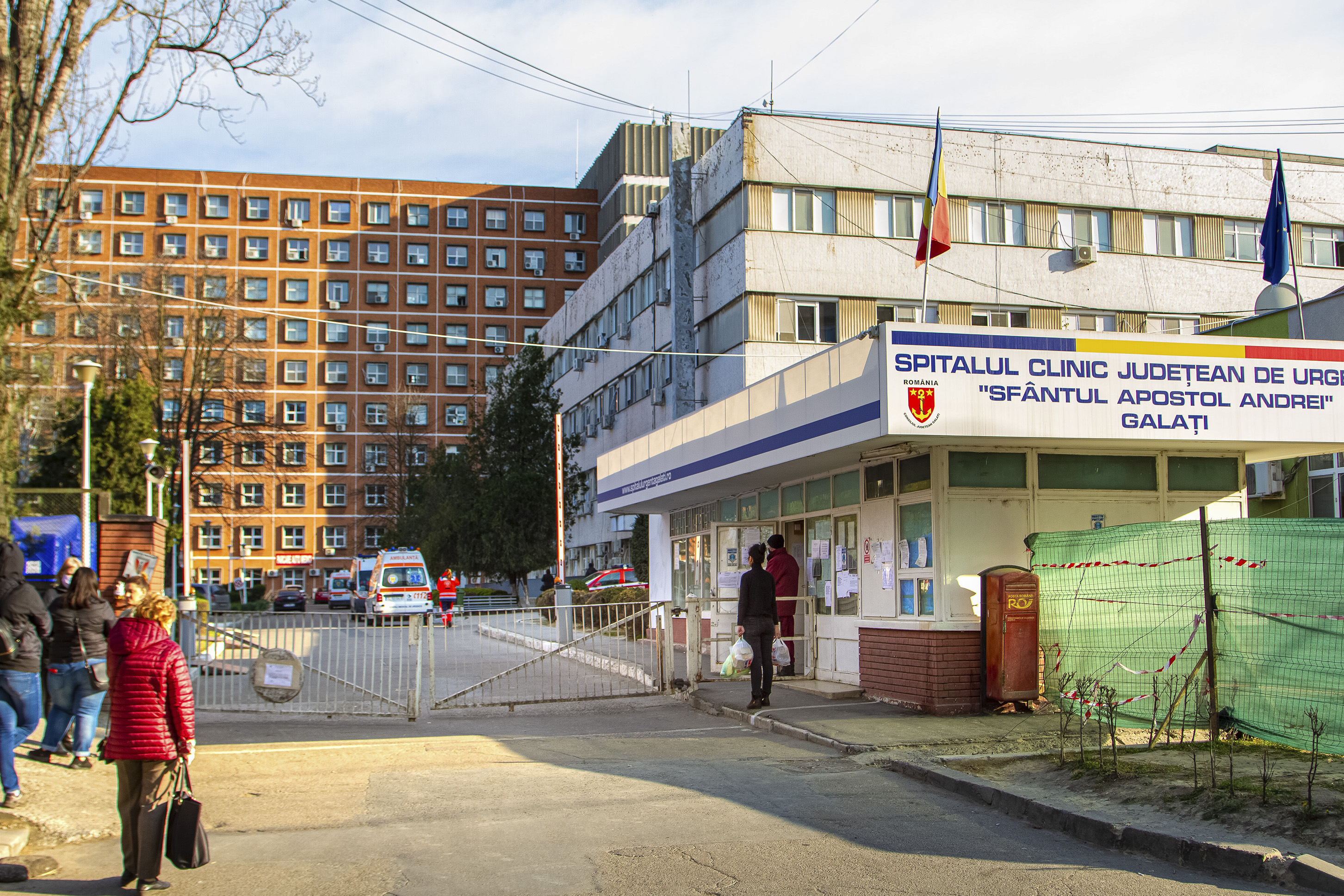 Zeci de persoane s-au luat la bătaie, folosind inclusiv cuțite, la Galați. Patru oameni au ajuns la spital în stare gravă