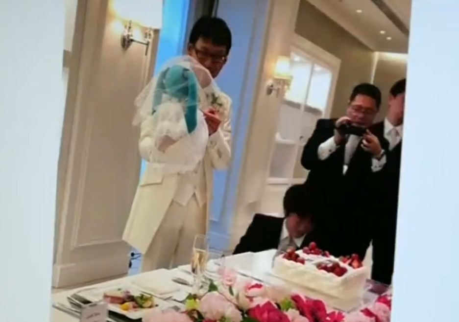 VIDEO. Japonezul căsătorit cu o hologramă, la un pas de divorț din cauza unor probleme tehnice