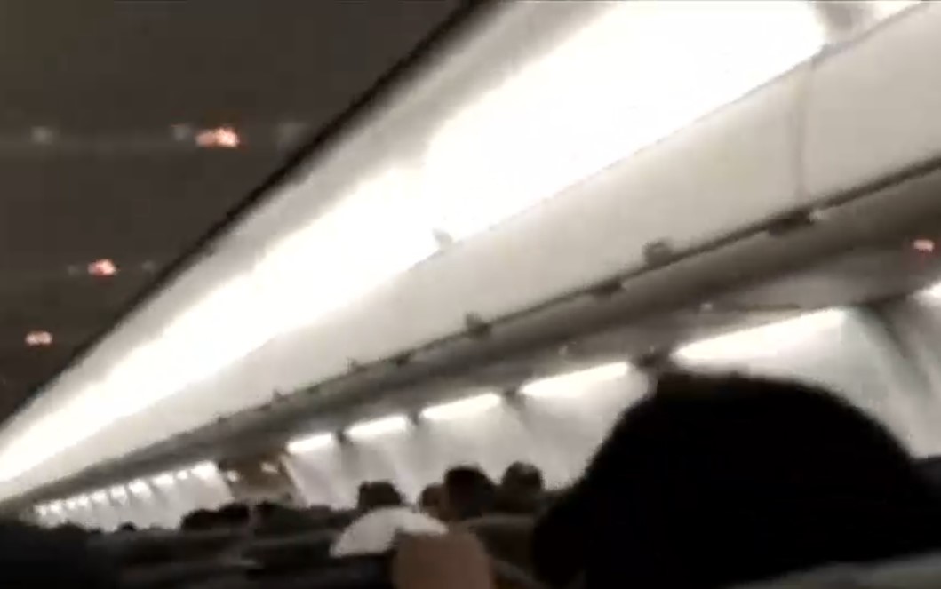 VIDEO. Clipe de groază la bordul unui avion. 17 oameni au fost răniţi din cauza turbulenţelor