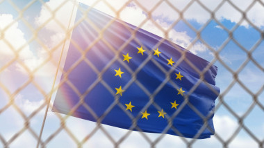 Ilustrație steag UE văzut printr-un gard