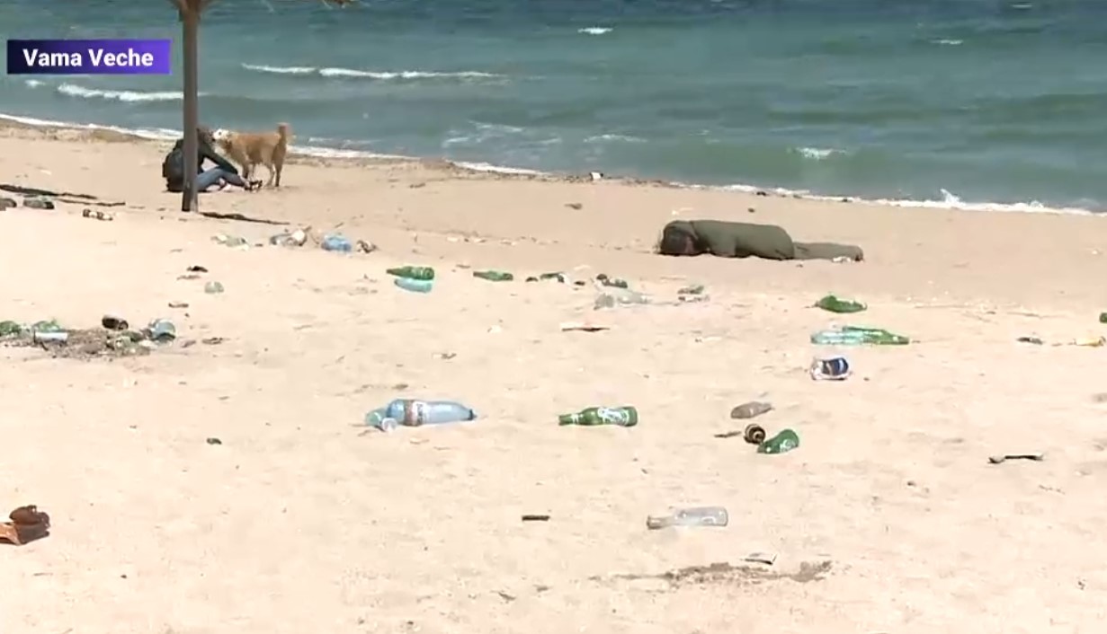 VIDEO. Peisaj dezolant lăsat în urmă de turiști în Vama Veche. „Jalnic. Cred că ar trebui să angajeze mai mulți oameni să facă curat”