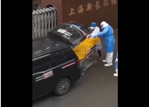 Imagini virale cu momentul în care legiștii care transportau un bărbat într-un sac de cadavre au văzut că e viu. Anchetă la Shanghai