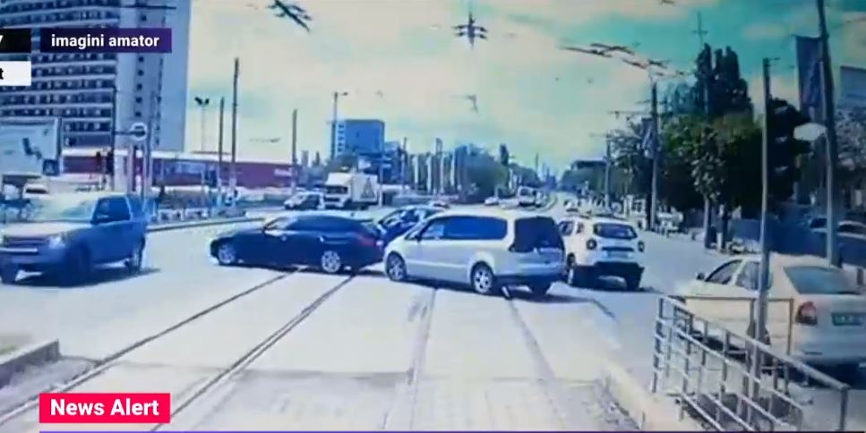 VIDEO. Momentul în care un tramvai trece în viteză pe lângă stație și lovește în plin mai multe mașini, într-o intersecție din Capitală
